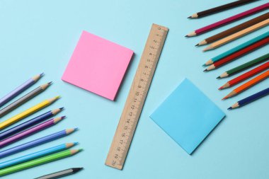 Sarı arkaplandaki renkli kırtasiye