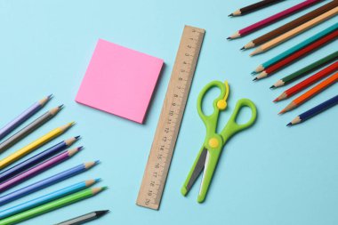 renkli kurşun kalem ve kağıt