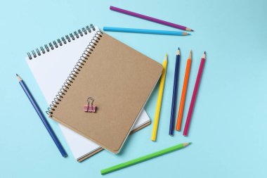 Renkli defterler, kalemler ve kalemler. en üstteki görünüm