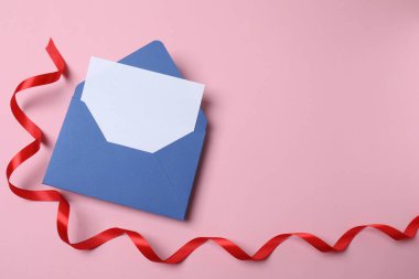 Mavi arkaplanda boş kart olan zarf