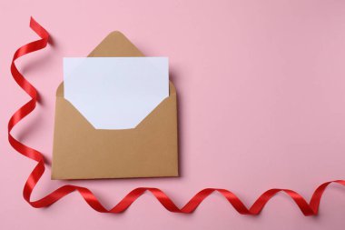 Beyaz arkaplanda kırmızı yay olan zarf.