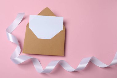 Pembe arka planda beyaz kurdeleli zarf.