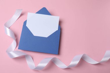 İçinde beyaz kart olan bir zarf..