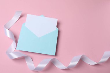 Mavi arkaplanda boş kartı olan zarf, üst görünüm