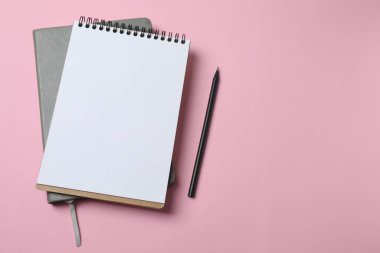 Renk arka plan üzerinde boş not defteri