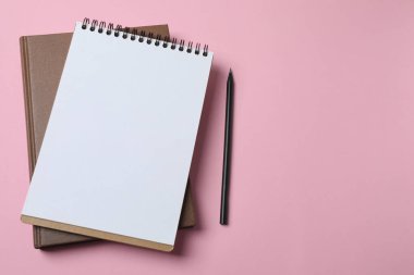 boş bir defter ve kalem