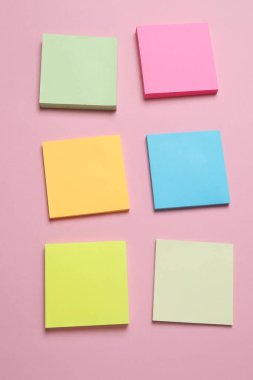 Pembe arkaplanda renkli yapışkan bir not