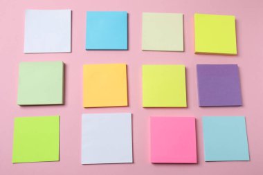 Sarı üzerine renkli kağıt not