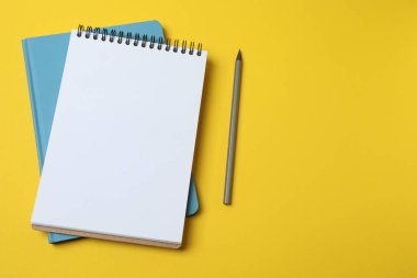 Boş defter ve kalem renk arka plan üzerinde