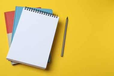 Sarı arkaplanda boş bir defter