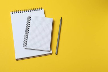 Kurşun kalemli boş beyaz defter