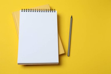 Kalem ve kalemle boş beyaz kağıt