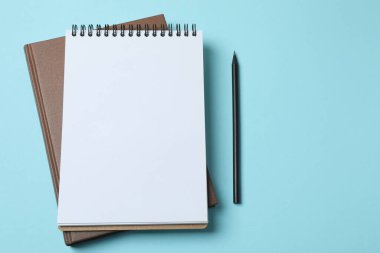 defter, kalem ve kurşun kalem