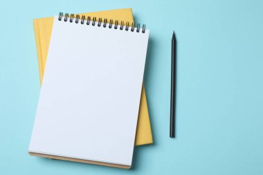 Beyaz defter ve kalem. en üstteki görünüm.