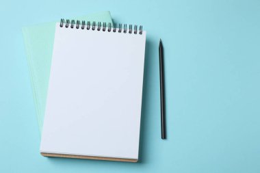 Mavi masanın üstünde boş bir defter, üst manzara. Boşluğu kopyala, modelleme şablonu