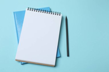 boş beyaz kağıt sayfa ve kalem.
