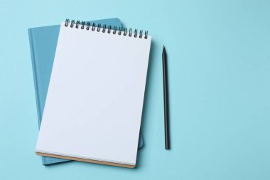 boş bir defter ve kalem