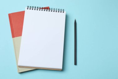 Renk arkaplanındaki boş spiral takvim