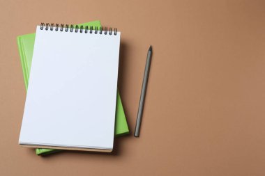 Yeşil arkaplanda boş beyaz not defteri