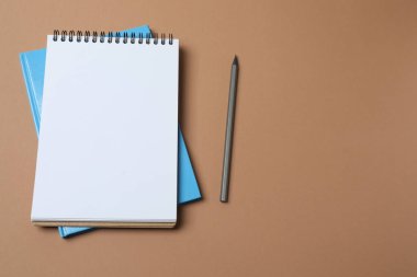 Renkli arka planda kurşun kalemli defter, üst görünümde. Metin için boşluk.