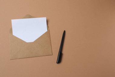 zarf ve kağıt. Kahverengi arkaplanda boş bir kart