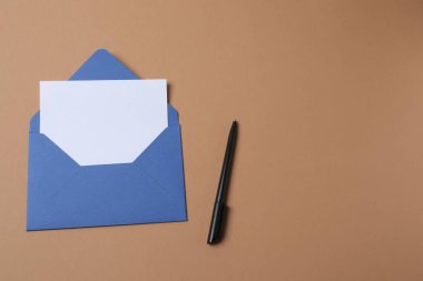 Mavi zemin üzerinde mektup, mektup ve mektup olan zarf.