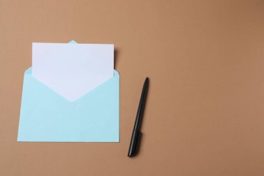 Renk arkaplanı üzerinde boş kart olan zarf