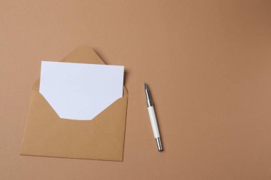 Renk arkaplanı üzerine boş zarf ve kağıt kart.