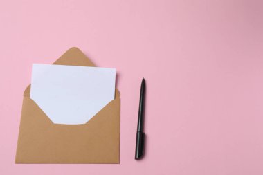 Pembe arkaplanda kopyalama alanı olan zarf ve mektup