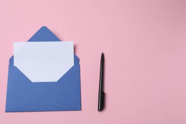 Boş bir zarf. Pembe arka planda beyaz bir sayfa..