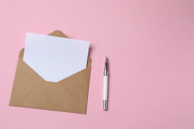 Renk arkaplanında boş kart. Üst Manzara. Tasarımın için bir model. metin için yer.