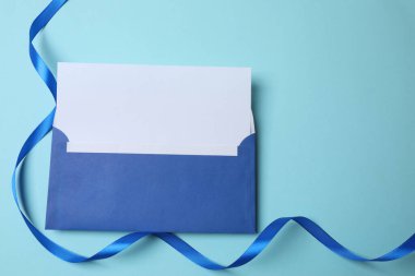 mavi kağıt arka planda mavi zarf