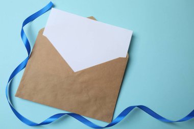 Mavi arkaplanda boş kartı olan ve metin için yeri olan zarf