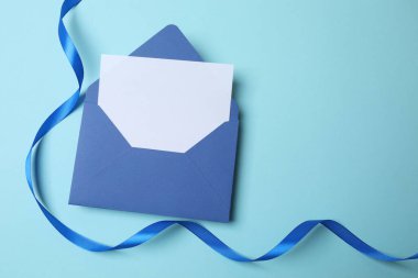 Mavi arkaplan üzerinde zarf olan mektup