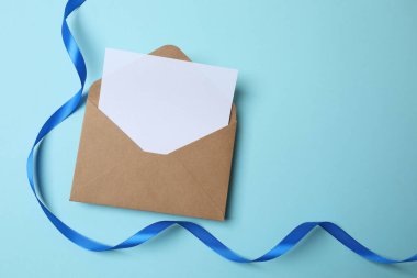 Renk arkaplanı üzerinde boş kart olan zarf