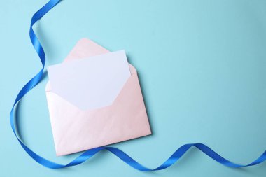 Beyaz arkaplanda zarf ve mavi kağıt