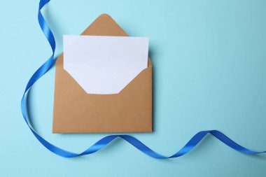 Mavi arkaplanda zarf, kağıt ve mektup.