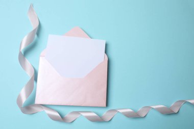 Pembe arkaplanda boş beyaz bir zarf