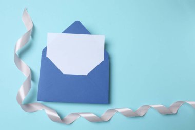 boş bir zarf ve mavi bir zarf