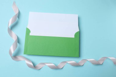 Boş beyaz kağıt, tebrik kartı, kurdele ve fiyonk.
