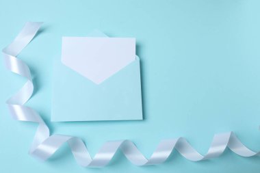 mavi arkaplanda beyaz zarf ve boş kart
