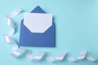 Renk arkaplanı üzerinde boş kart olan zarf