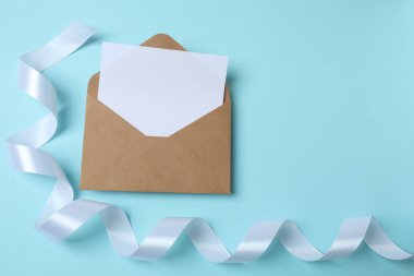 Beyaz zarfları ve zarfları olan boş bir kart.