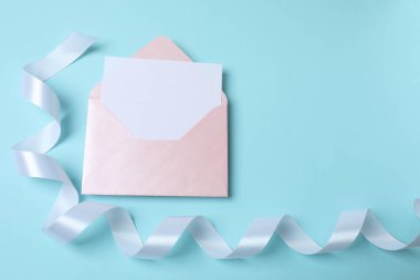 Renk arkaplanındaki boş beyaz zarflar