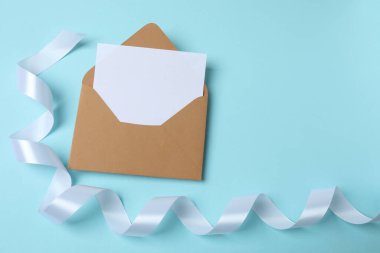 Bir mektup, mavi arkaplanda bir zarf..