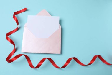 Mavi arkaplanda kırmızı zarf.