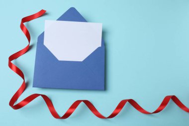 Kırmızı arka planda mavi kağıt zarf. en üstteki görünüm