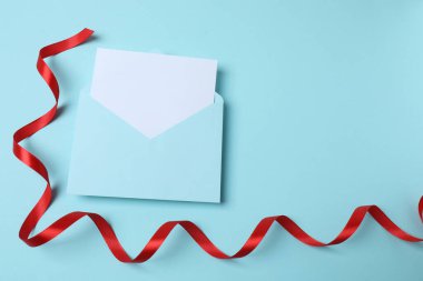 Kırmızı kurdeleli Noel mektubu.