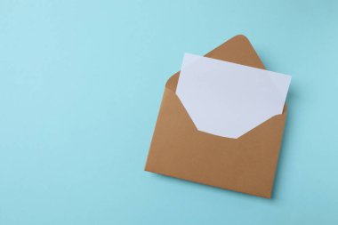 Renk arkaplanı üzerindeki zarf