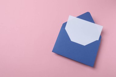 Pembe arka planda boş bir kağıt kart